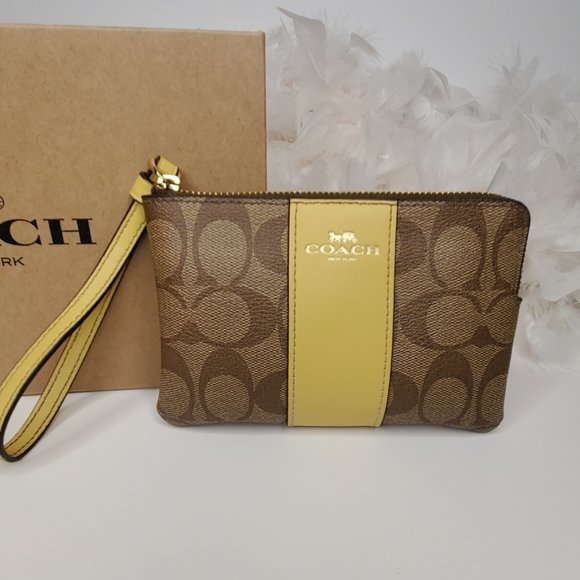 Coach Signature F58035 corner zip wristlet - Picture 2 of 8